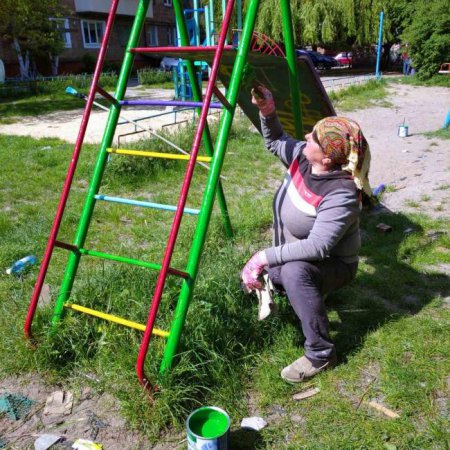 Комунальники ремонтують дитячі майданчики та обкошують території дворів багатоквартирних будинків