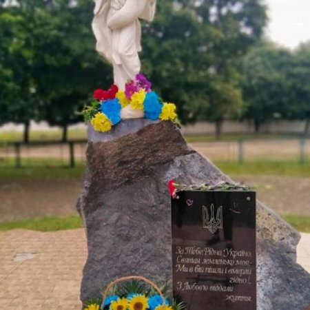 У день пам‘яті захисників, які загинули у боротьбі за незалежість, суверенітет і територіальну цілісність України, вшанували Героїв