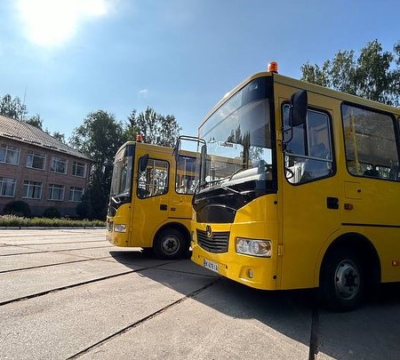 Міський голова вручив ключі від двох нових шкільних автобусів