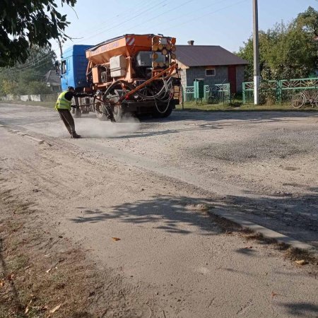 На дорогах сільських населених пунктів громади працює дорожня техніка