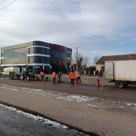 Працівники КП «Екосервіс» працюють над роботами з аварійного ремонту доріг комунальної власності.