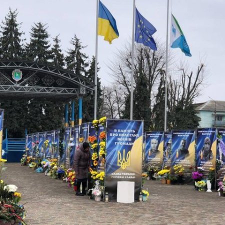 У другу річницю повномасштабної війни, вшанували пам'ять захисників, які віддали свої життя у боротьбі за Україну.