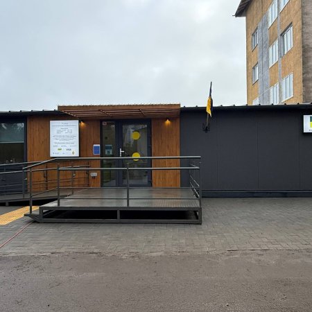 У Сарнах відкрили новий мобільний реабілітаційний модуль, який надаватиме комплексну допомогу ветеранам, їхнім родинам та цивільним, постраждалим внаслідок повномасштабної війни.