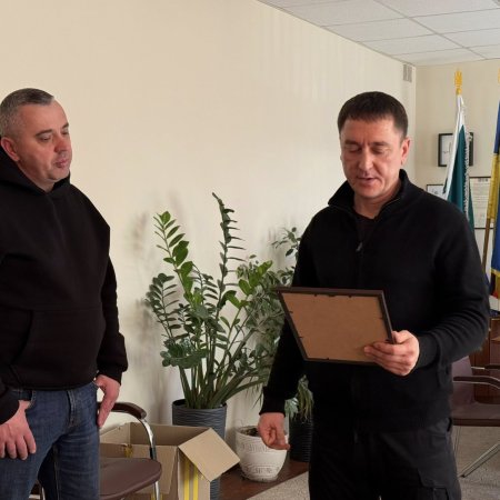 Міський голова Руслан Серпенінов вручив від імені командира 104-ї бригади територіальної оборони «Горинь» Сергія Каспрова відзнаки нашим добровольцям