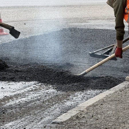 На вулиці Набережна тривають аварійні ремонтні роботи