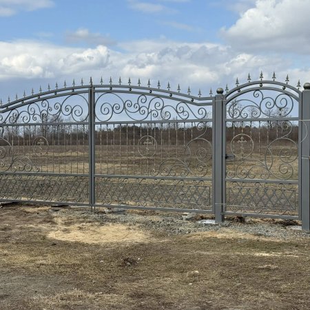 Днями, завдяки згуртованості релігійних громад і за кошти бюджету, встановлено нові ворота на кладовище