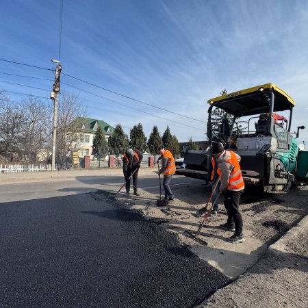Служба відновлення у Рівненській області розпочала ремонт автодороги національного значення Н-25 Городище - Рівне - Старокостянтинів у межах міста Сарни, на відрізку від Дослідної станції до Немович