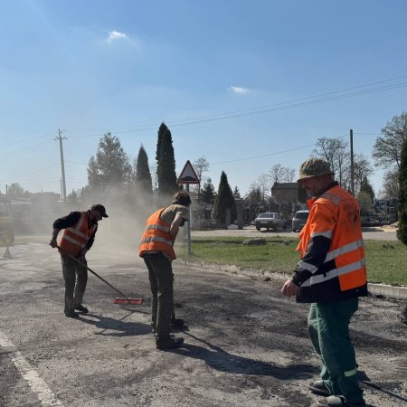 Продовжуємо роботи з відновлення дорожнього покриття в місті