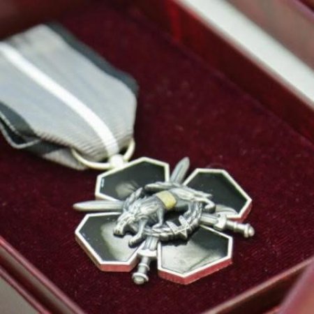 У Сарнах батькові військовослужбовця вручили відзнаку Міністра оборони України «Хрест Сил спеціальних операцій»